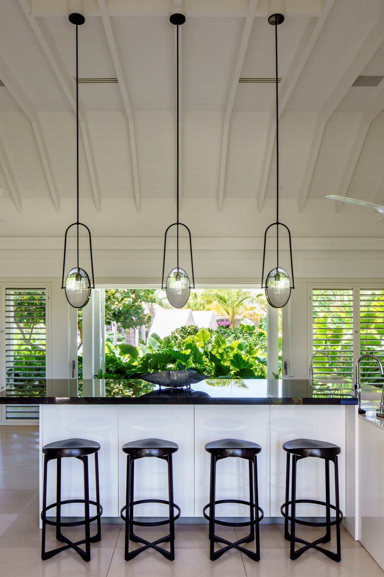 tropical, Studio IDC: Creating a Tropical and Elegant Beach House Design