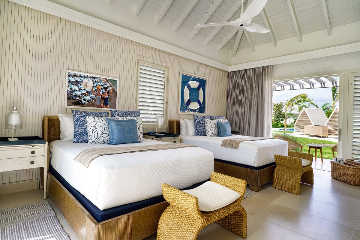 tropical, Studio IDC: Creating a Tropical and Elegant Beach House Design