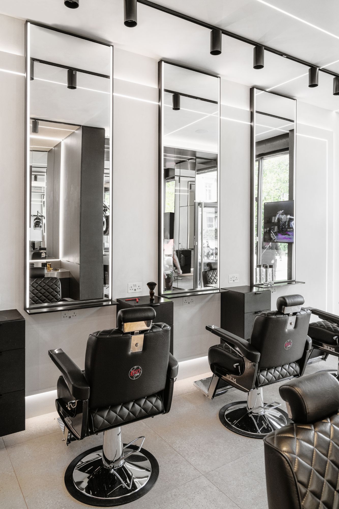 Supremati, Supremati Reimagines HD Cutz, with a Luxurious and Futuristic Scheme