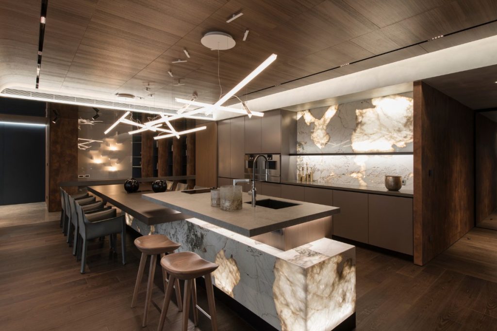 Chains Interior: Incorporating Different Forms of Light